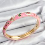 Mineli Pirinç Pembe Çiçek Motifli Gold Kadın Kelepçe - Vipsepet