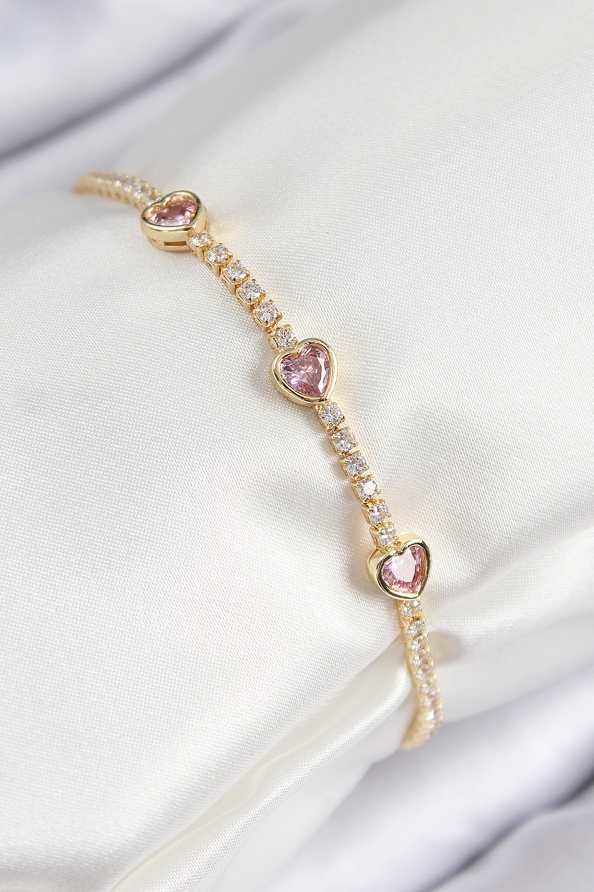 1754641504-bb7687 Pirinç Zirkon Taşlı Pembe Kalp Model Gold Renk Kadın Bileklik - Vipsepet - Görsel 1