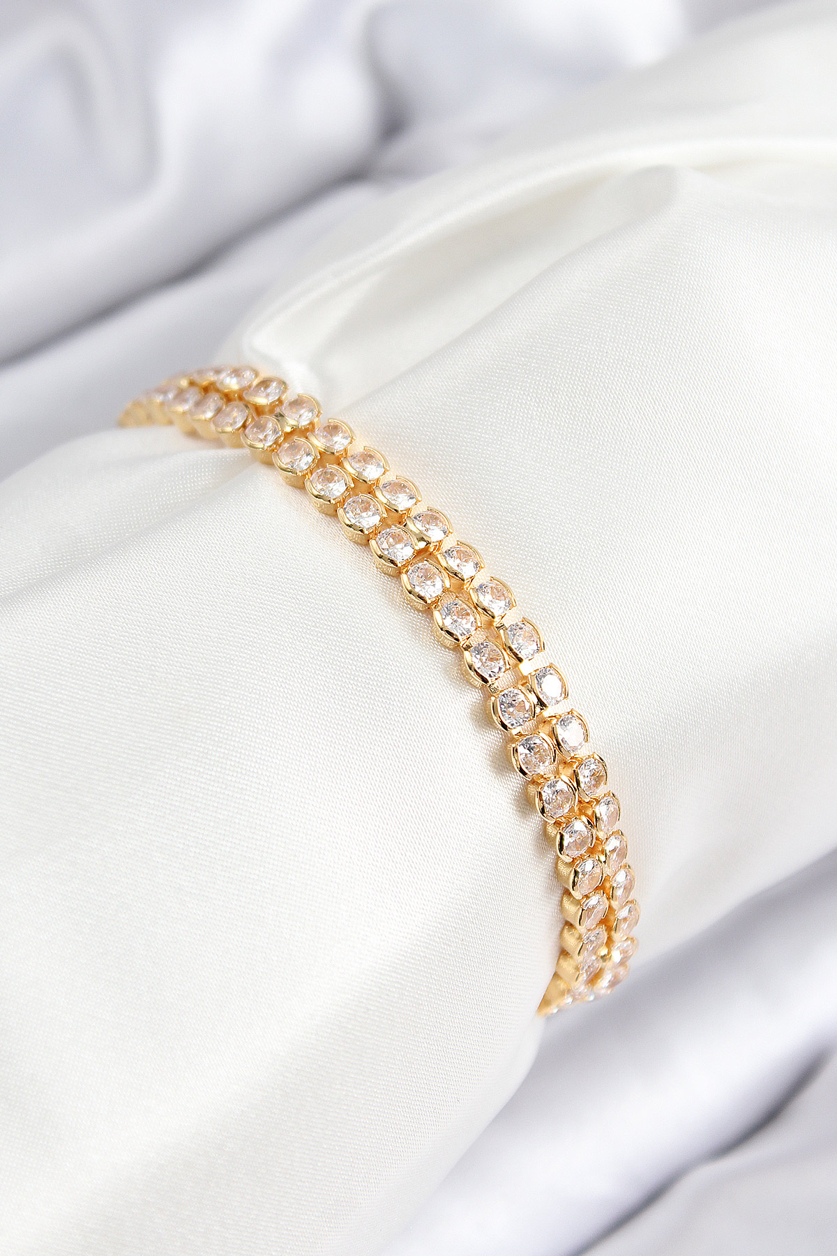 1754898412-bb7739 Pirinç Zirkon Taşlı Çift Sıra Model Gold Renk Asansörlü Kadın Bileklik - Vipsepet - Görsel 1