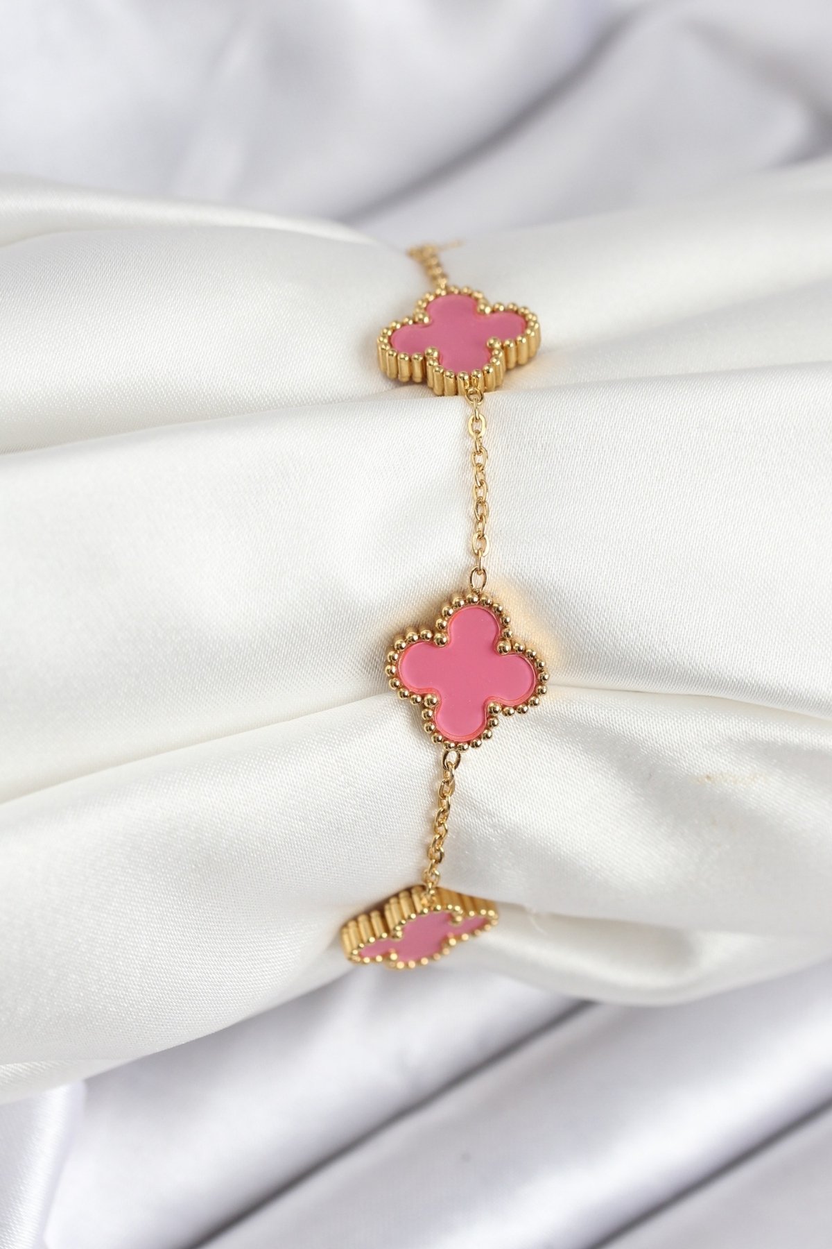 1757517283-bb7908 316L Çelik Gold Zincir Pembe Yonca Renk Bileklik - Vipsepet - Görsel 1