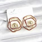 Pirinç Gold Renk Bordo Mineli Geometrik Gül Model Kadın Küpe - Vipsepet