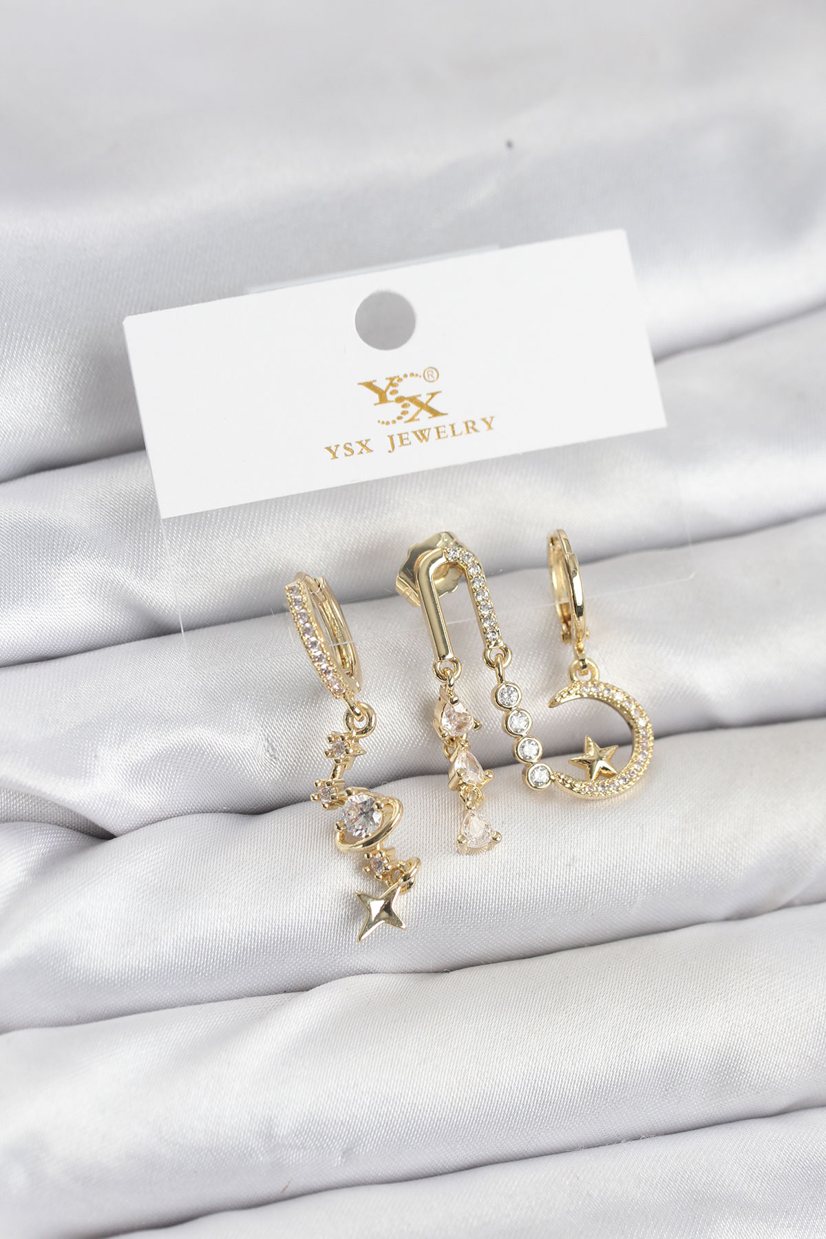 1766832367-bkp11568 Pirinç Gold Renk Zirkon Taşlı Uzay Model YSX Trio Küpe Seti - Vipsepet - Görsel 1