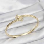 Pirinç Gold Renk Zirkon Taşlı Yonca Model Kadın Kelepçe Bileklik - Vipsepet