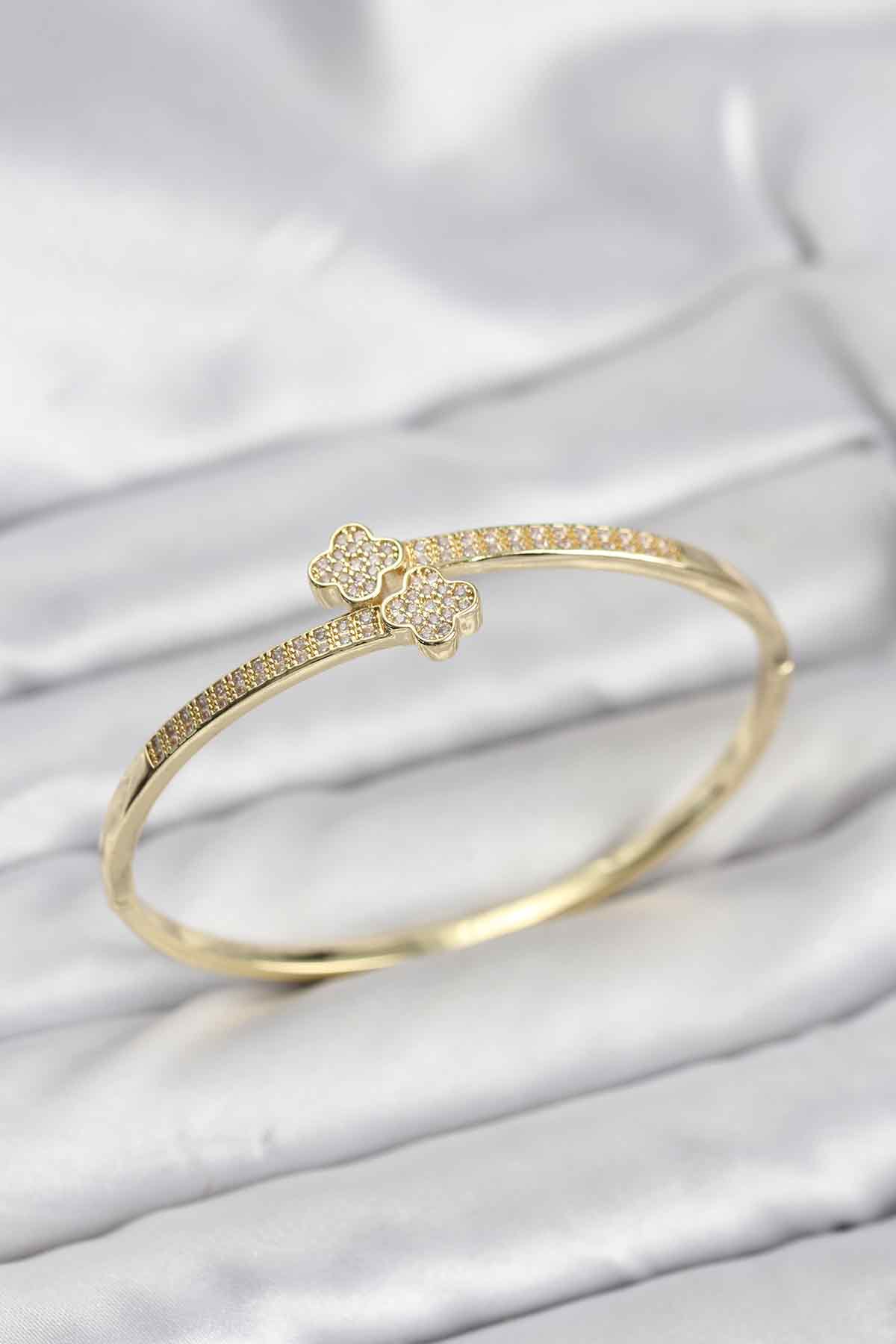 1768396171-bb8227 Pirinç Gold Renk Zirkon Taşlı Yonca Model Kadın Kelepçe Bileklik - Vipsepet - Görsel 1