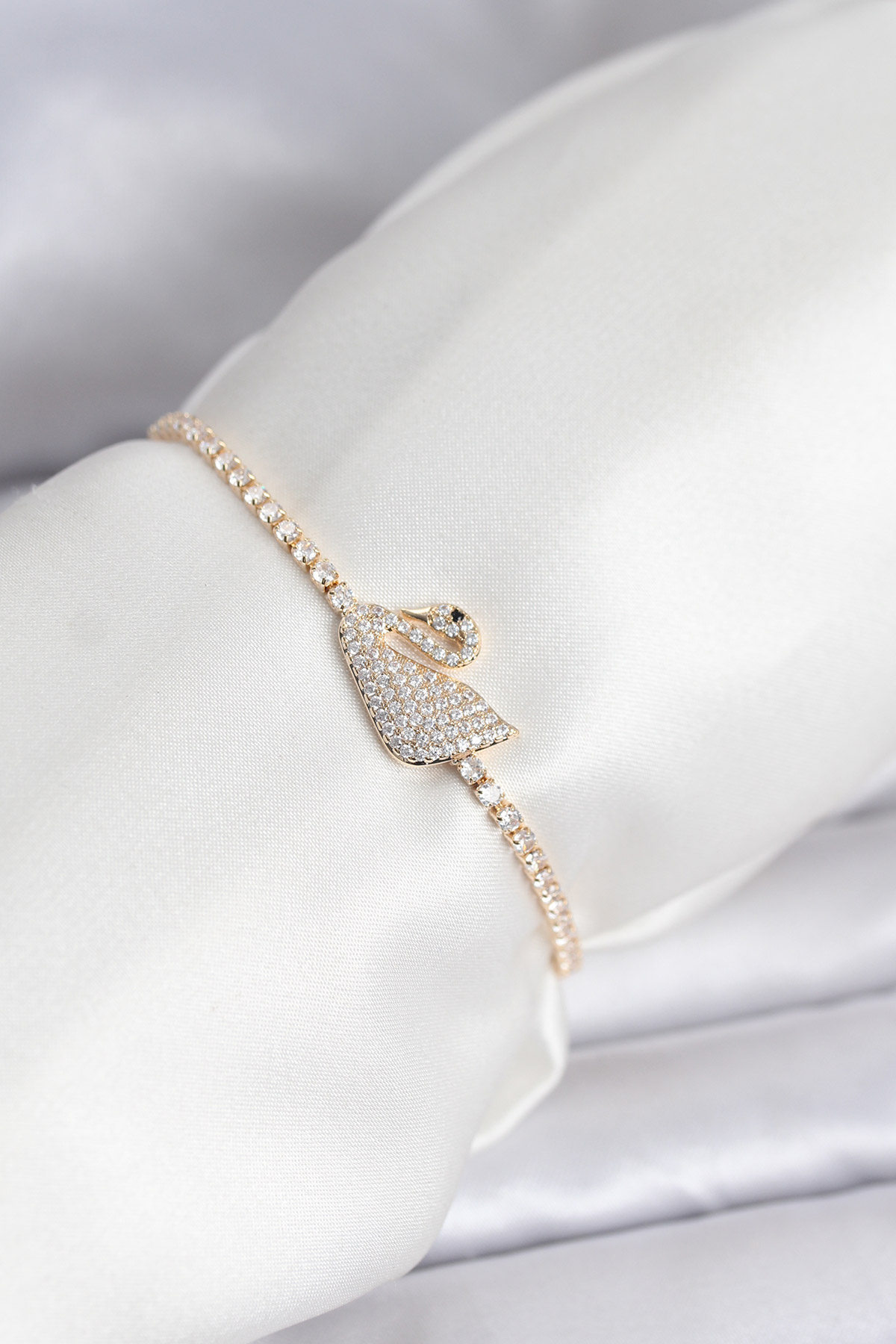 1768396379-bb8246 Kuğu Model Zirkon Taşlı Gold Renk Asansörlü Su Yolu Bileklik - Vipsepet - Görsel 1