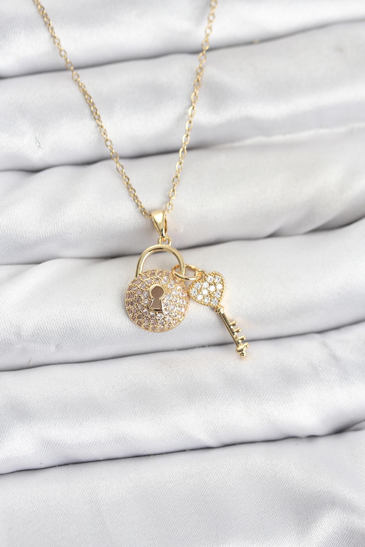 1769184641-bko10881 316L Çelik Zincir Gold Renk Kilit Anahtar Model Zirkon Taşlı Kadın Kolye - Vipsepet - Görsel 1
