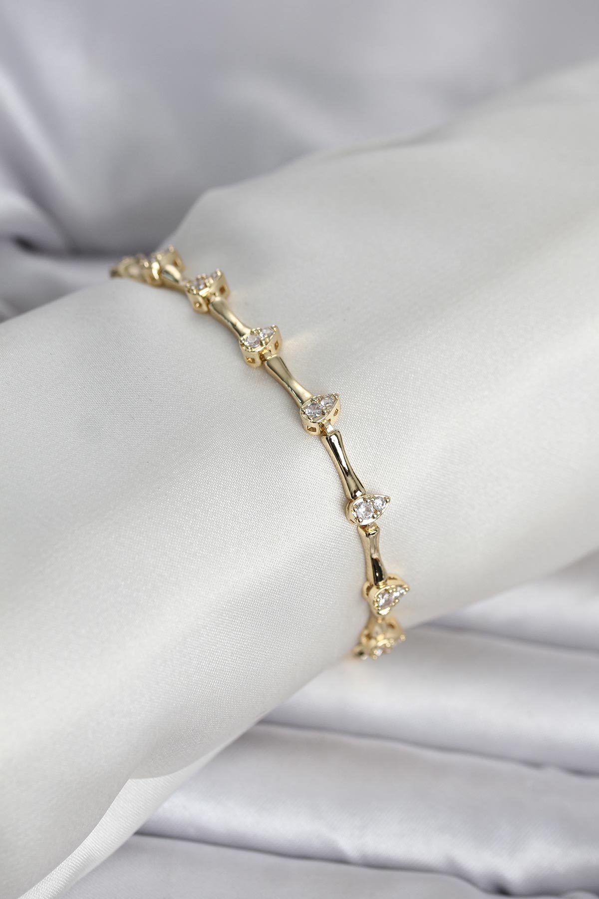 1776229205-bb8406 Pirinç Gold Renk Damla Model Zirkon Taşlı Kadın Bileklik - Vipsepet - Görsel 1