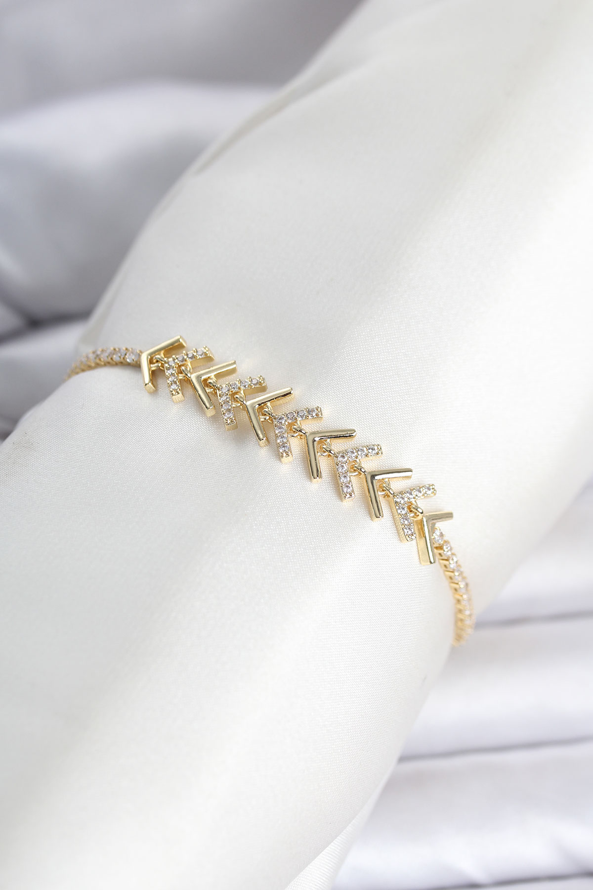 1777620898-2876d920-bb8470 Pirinç Gold Renk Zirkon Taşlı Çavuş Model Su Yolu Kadın Bileklik - Vipsepet - Görsel 1