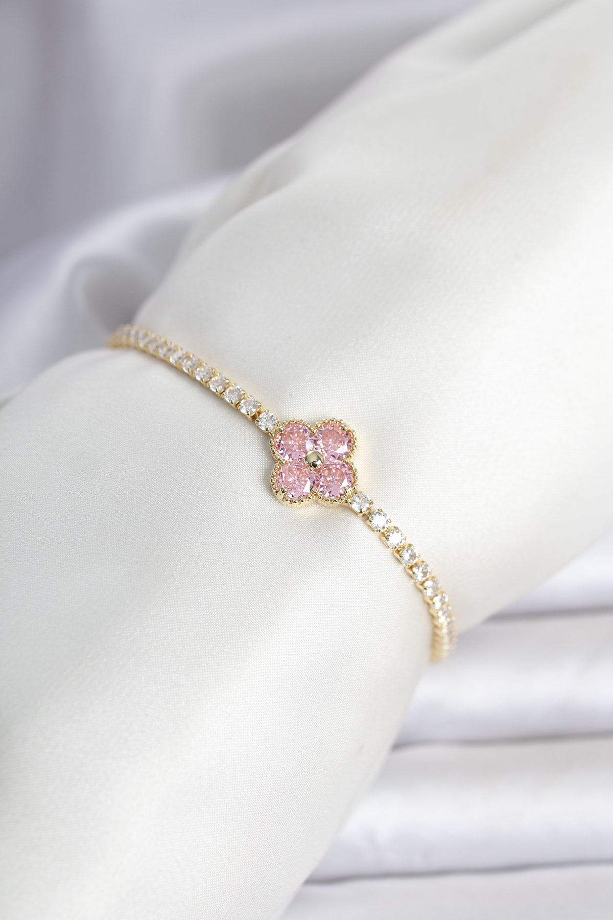1777621174-5a341204-bb8466 Pirinç Gold Renk Pembe Zirkon Taşlı Yonca Model Su Yolu Kadın Bileklik - Vipsepet - Görsel 1
