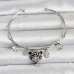 Pirinç Gümüş Renk Leopar Detaylı Charmlı Kadın Bileklik - Vipsepet