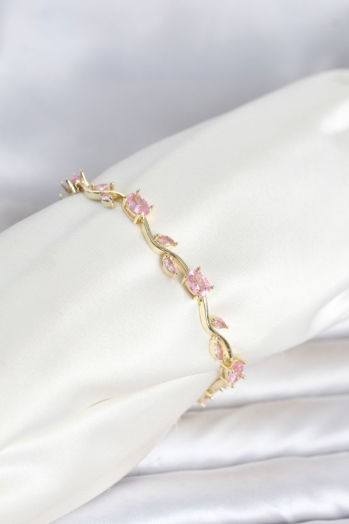 1781190571-1520d64b-bb8538 Pirinç Gold Renk Pembe Zirkon Taşlı Çiçek Model Kadın Bileklik - Vipsepet - Görsel 1