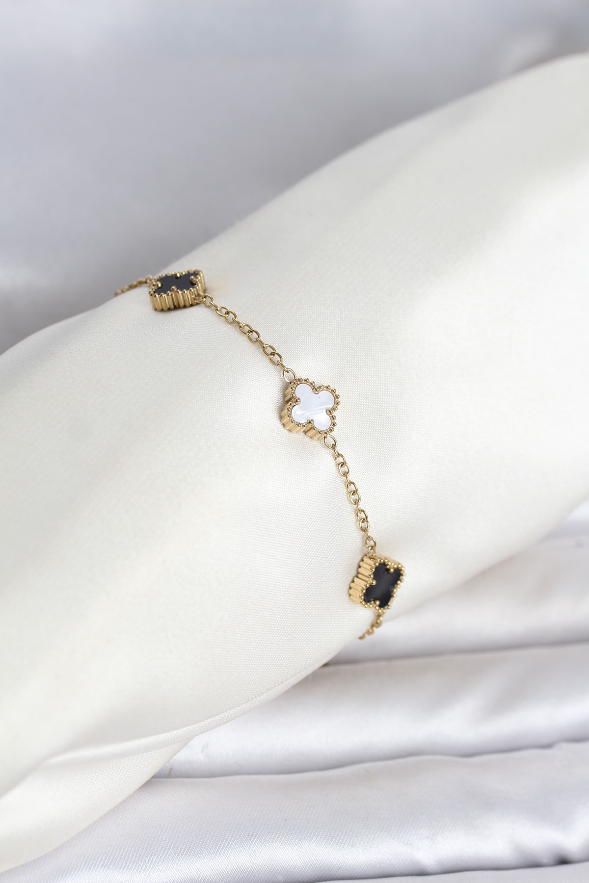 1781191507-3be189e9-bb8557 316L Çelik Gold Renk Siyah Beyaz Baby Yonca Model Kadın Bileklik - Vipsepet - Görsel 1