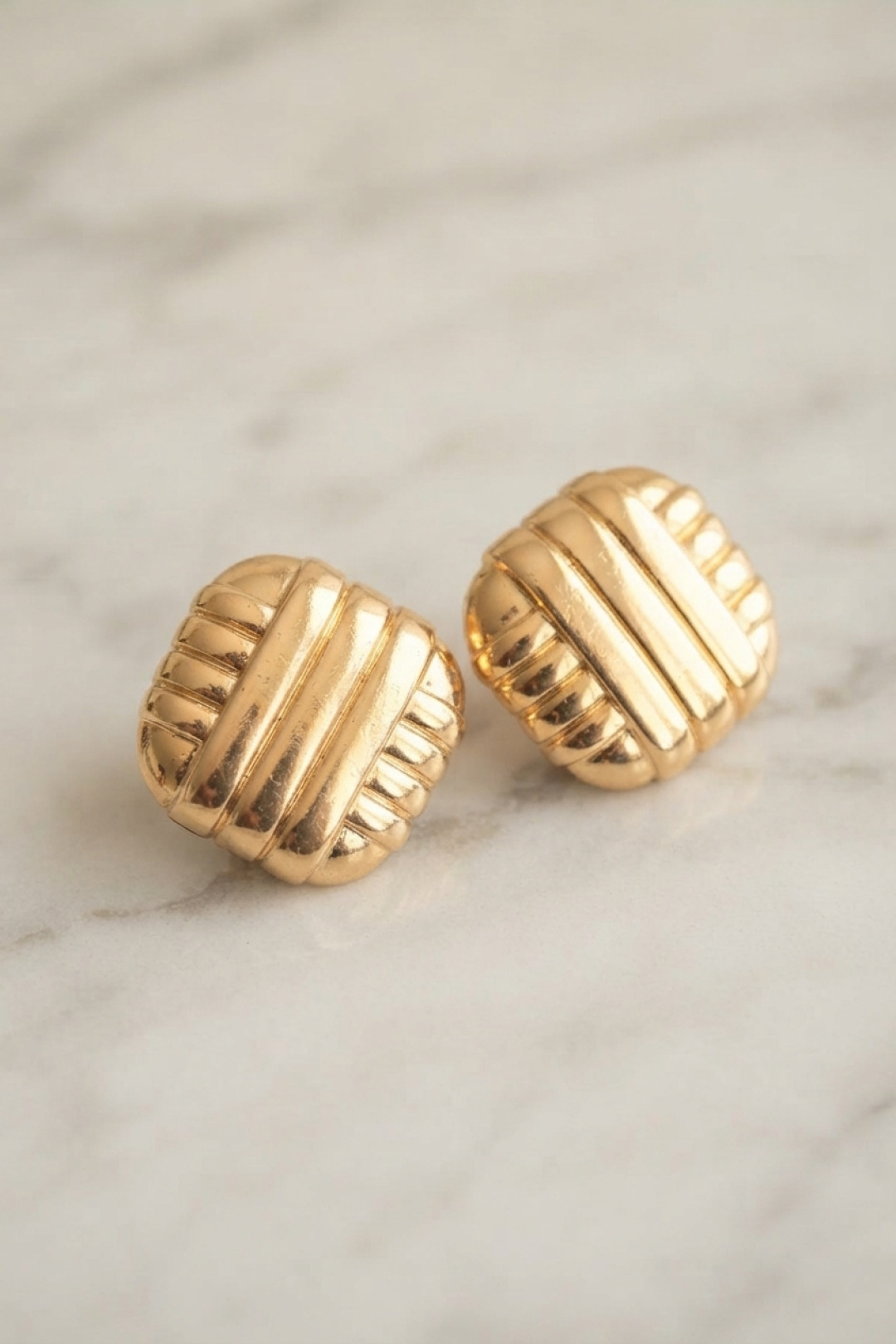 65cf69bd41ae0ad4080622f8-e43012cd-8e51-4636-af90-5ea22171a375 Pirinç Gold Renk İşleme Detay Kadın Küpe - Vipsepet - Görsel 1