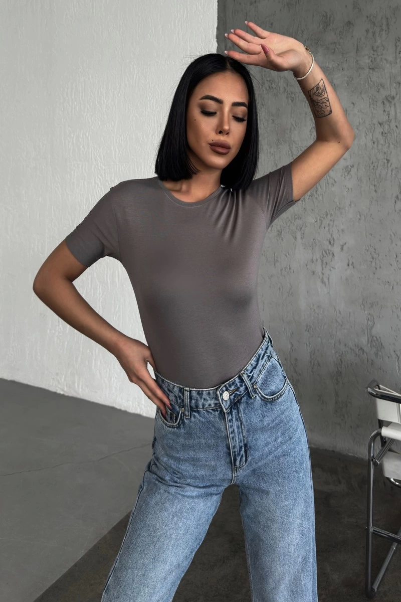 fume-yarim-kol-viskon-body-131635958-sw800sh1200 Rahat Ve Şık Kısa Kollu Bisiklet Yaka Likralı Viskon Penye Body Füme ( Vipsepet ) - Görsel 1